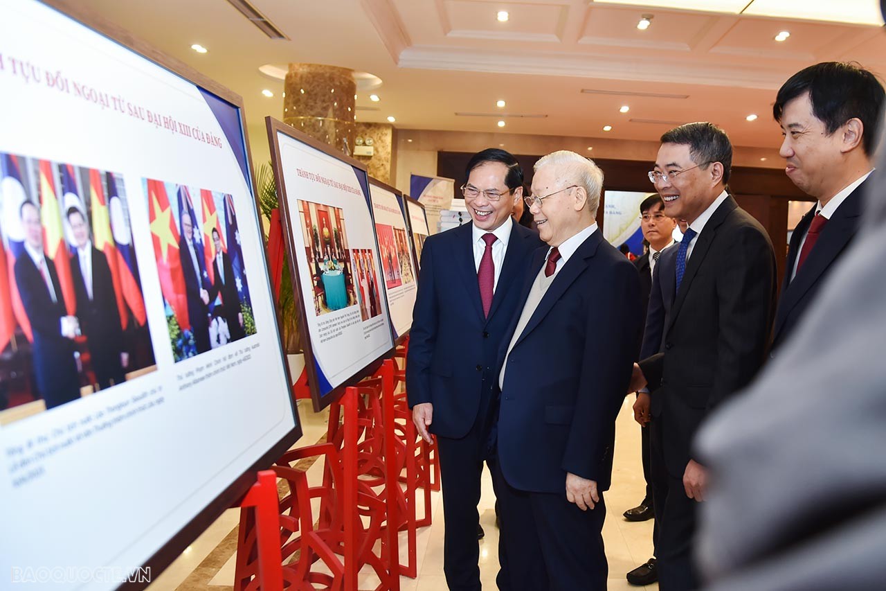 Tổng Bí thư Nguyễn Phú Trọng tham quan triển lãm ảnh về các hoạt động đối ngoại. (Ảnh: Tuấn Anh)