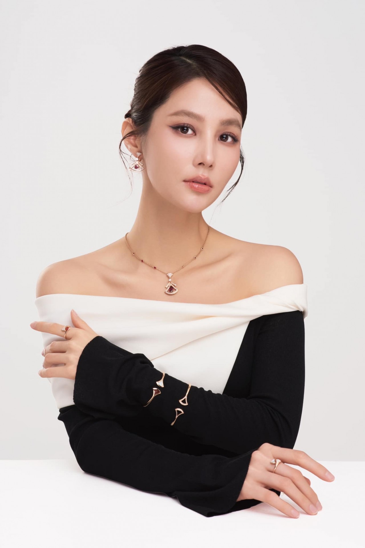 Khoảnh khắc ngọt ngào của Diễm My 9X bên ông xã