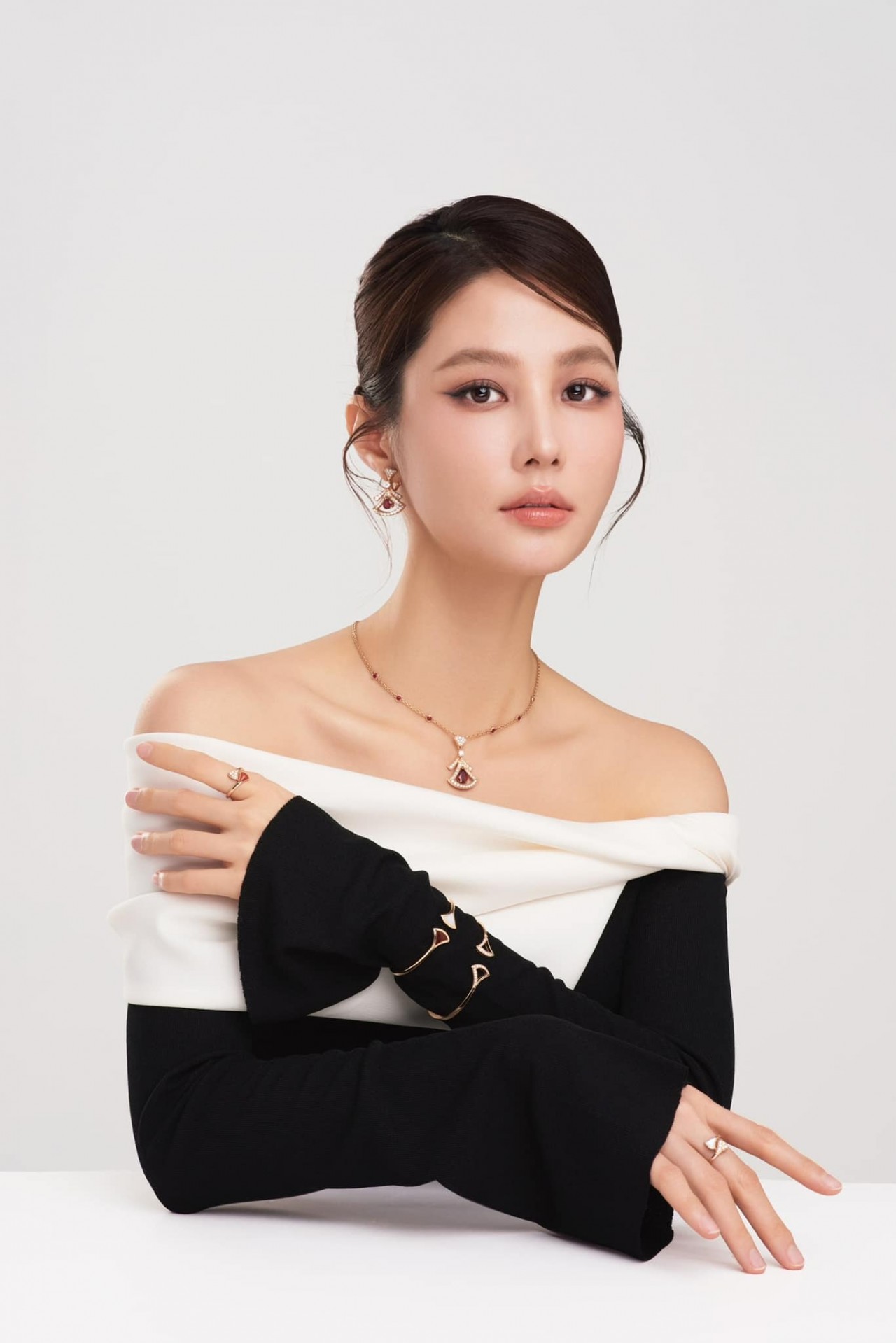 Khoảnh khắc ngọt ngào của Diễm My 9X bên ông xã