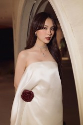 Hoa hậu Huỳnh Nguyễn Mai Phương khoe vai trần, 'lưng ong' nuột nà