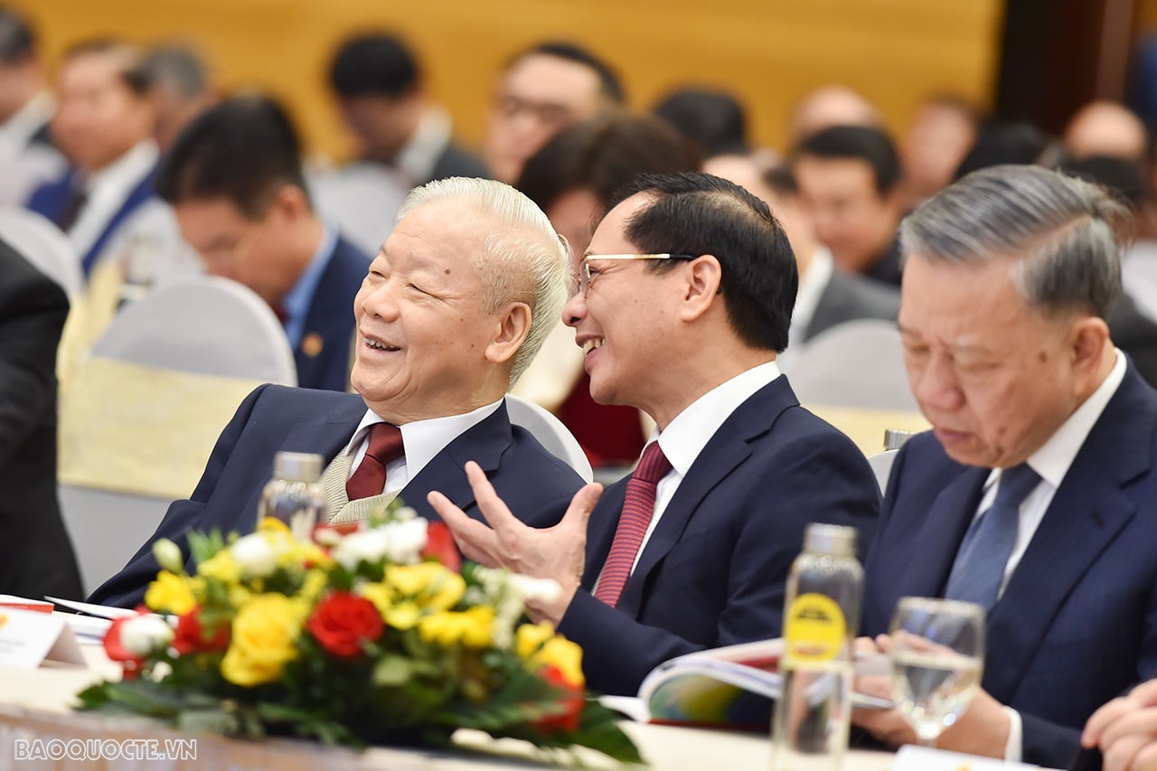 Tổng Bí thư Nguyễn Phú Trọng với Ngoại giao Việt Nam Tổng Bí thư Nguyễn Phú Trọng với Ngoại giao Việt Nam