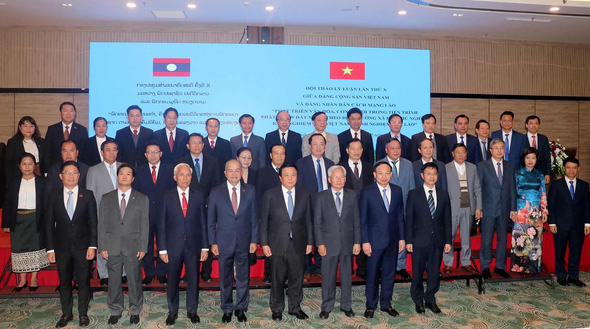 Đại biểu chụp ảnh lưu niệm. (Nguồn: TTXVN) Đại biểu chụp ảnh lưu niệm. (Nguồn: TTXVN)