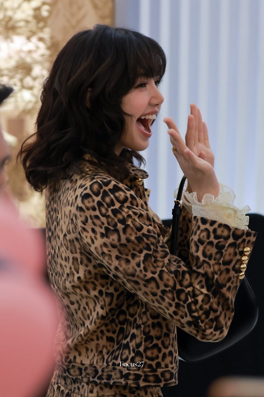 Ca sĩ thân thiện chào người hâm mộ. 