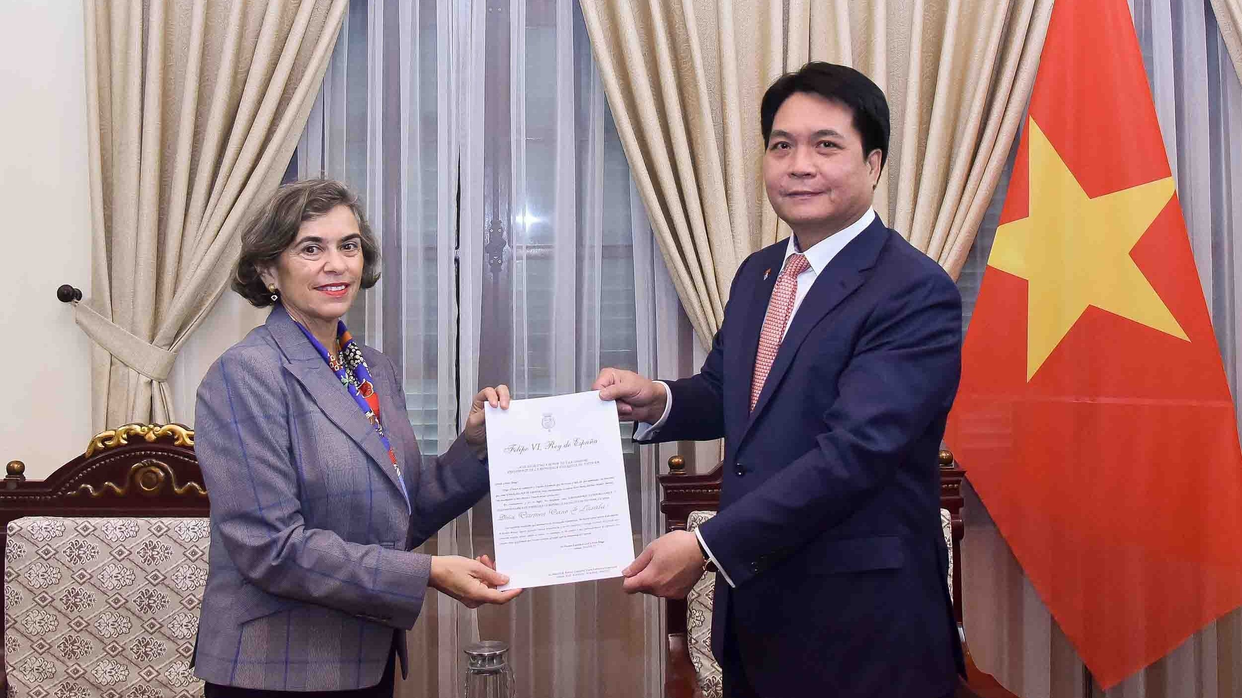 Cục trưởng Cục Lễ tân Nhà nước tiếp nhận bản sao Thư ủy nhiệm bổ nhiệm Đại sứ Tây Ban Nha
