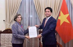 Cục trưởng Cục Lễ tân Nhà nước tiếp nhận bản sao Thư ủy nhiệm bổ nhiệm Đại sứ Tây Ban Nha