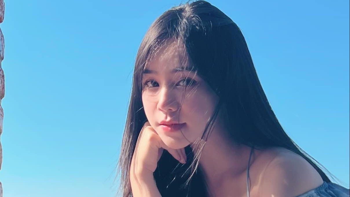 Đời thường gợi cảm, hút hồn của 'cô giáo Nguyệt' Quỳnh Kool