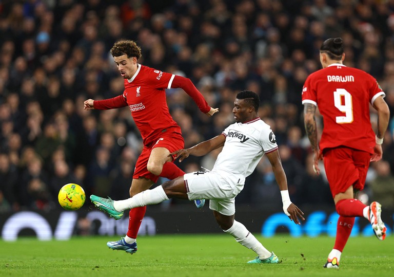 Liverpool thi đấu áp đảo sau tiếng còi khai cuộc. Liverpool thi đấu áp đảo sau tiếng còi khai cuộc.