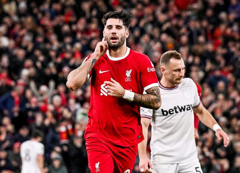 Tiền vệ người Hungary lập siêu phẩm từ khoảng cách hơn 20m. Tiền vệ người Hungary lập siêu phẩm từ khoảng cách hơn 20m.