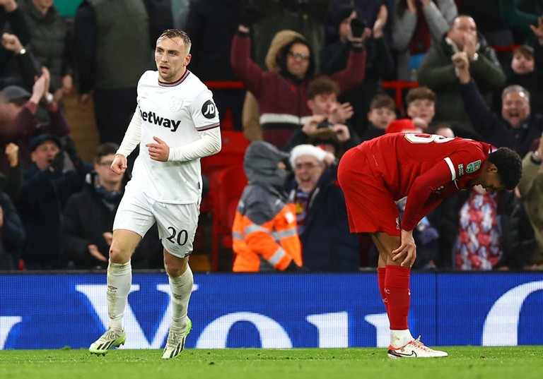 Bowen rút ngắn tỷ số xuống còn 1-3 cho West Ham. Bowen rút ngắn tỷ số xuống còn 1-3 cho West Ham.