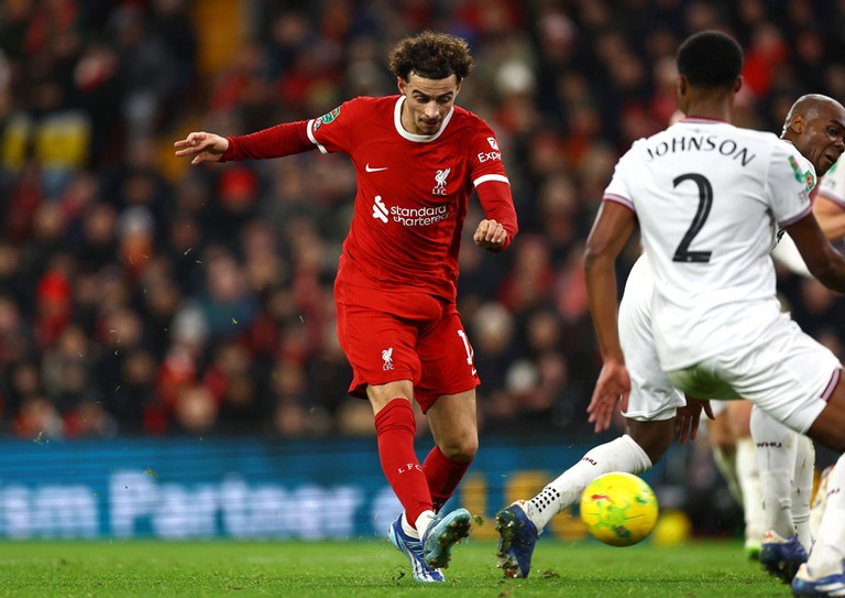 Cuối trận đấu, Jones hoàn tất cú đúp với pha solo ngẫu hứng. Cuối trận đấu, Jones hoàn tất cú đúp với pha solo ngẫu hứng.