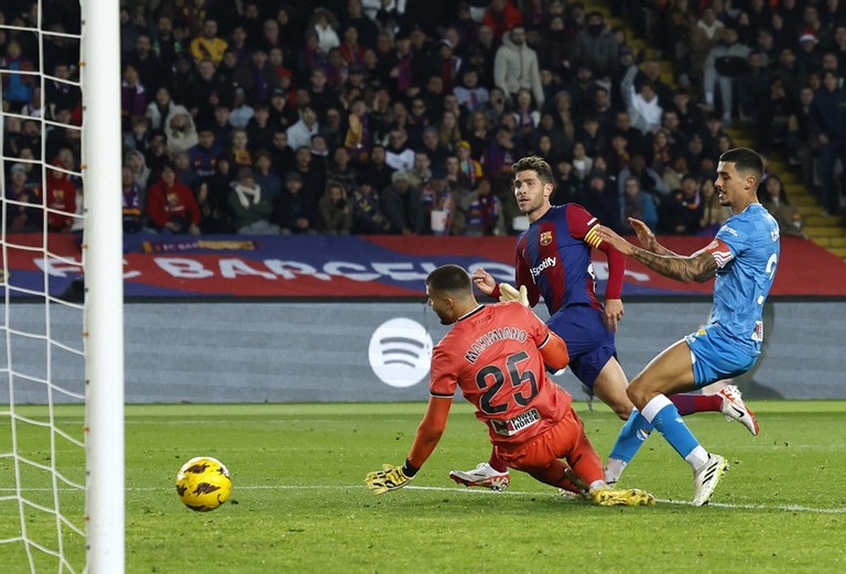 La Liga: Barca xếp thứ 3 sau trận đấu rượt đuổi tỷ số hấp dẫn với Almeria