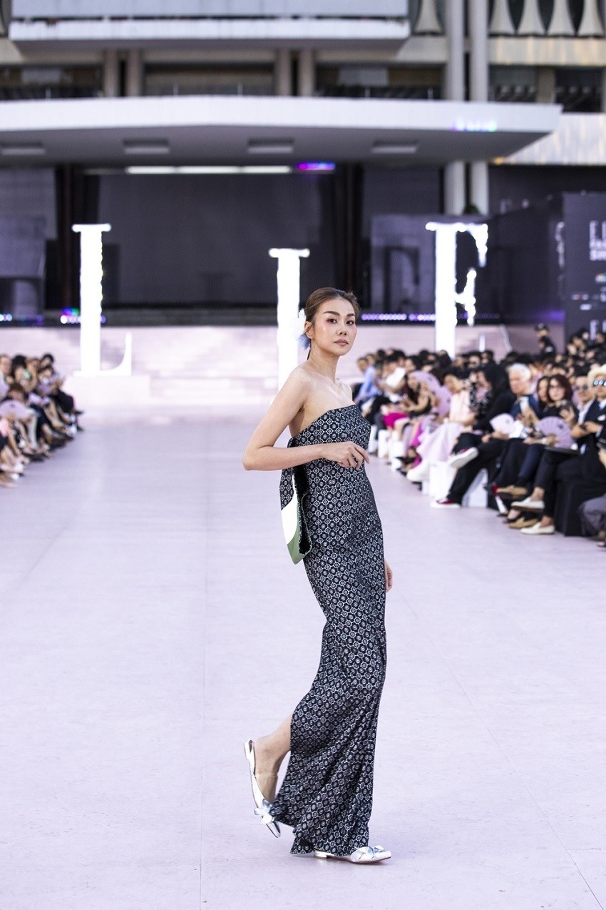 Siêu mẫu Thanh Hằng mặc đầm dài, dáng thanh thoát và gợi cảm; khi xuất hiện kết màn trình diễn của bộ sưu tập (BST) Charm của NTK Peggy Hartanto. Siêu mẫu mang giày bệt, bước đi chậm rãi, mang đến cảm giác của một cuộc dạo chơi những ngày đầu Xuân hay tận hưởng mùa Hè.