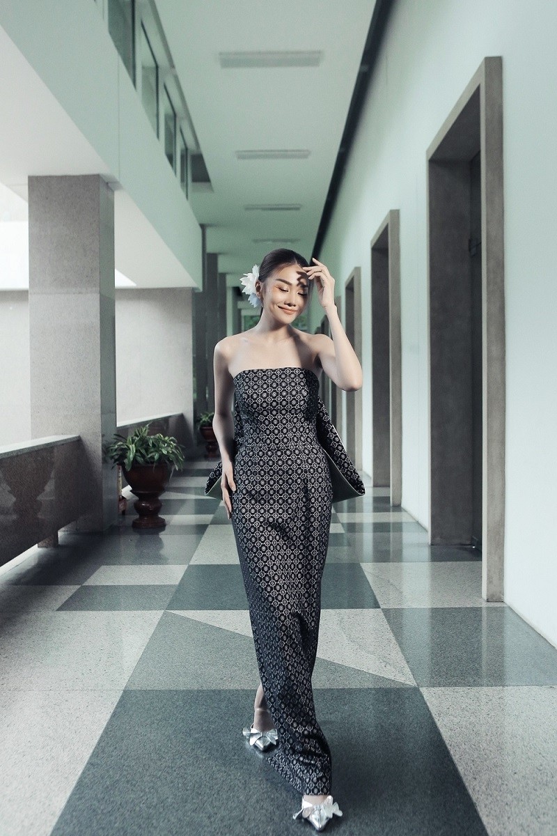 Trước đó một ngày, Thanh Hằng đã có buổi tập chương trình cùng các người mẫu trẻ. Cô cũng gặp gỡ NTK Indonesia để trao đổi thêm về trang phục và các phụ kiện sử dụng trong show. Thanh Hằng còn làm việc kỹ lưỡng với đạo diễn catwalk Nhã Trúc để biểu diễn đúng ý đồ của chương trình.