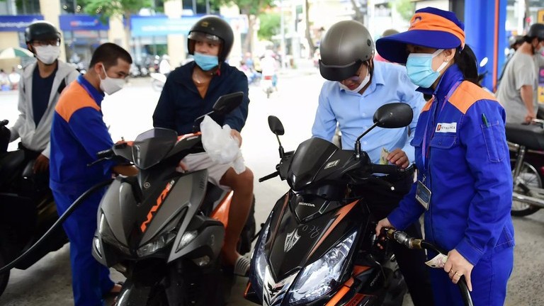 Giá xăng dầu hôm nay: Giá xăng về dưới 22.000 đồng/lít