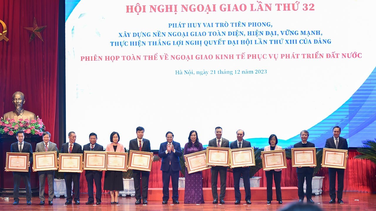 Thủ tướng tặng Bằng khen cho 12 tập thể, cá nhân thuộc Bộ Ngoại giao đạt thành tích xuất sắc