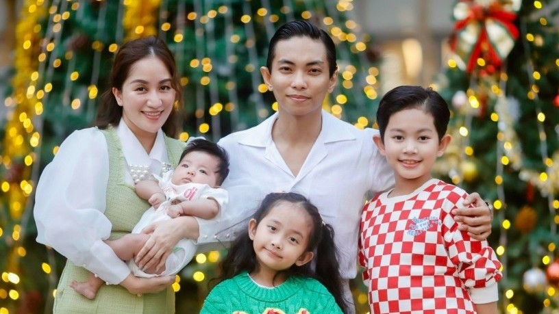 Gia đình Khánh Thi - Phan Hiển rạng rỡ trong bộ ảnh lấp lánh sắc màu Giáng sinh