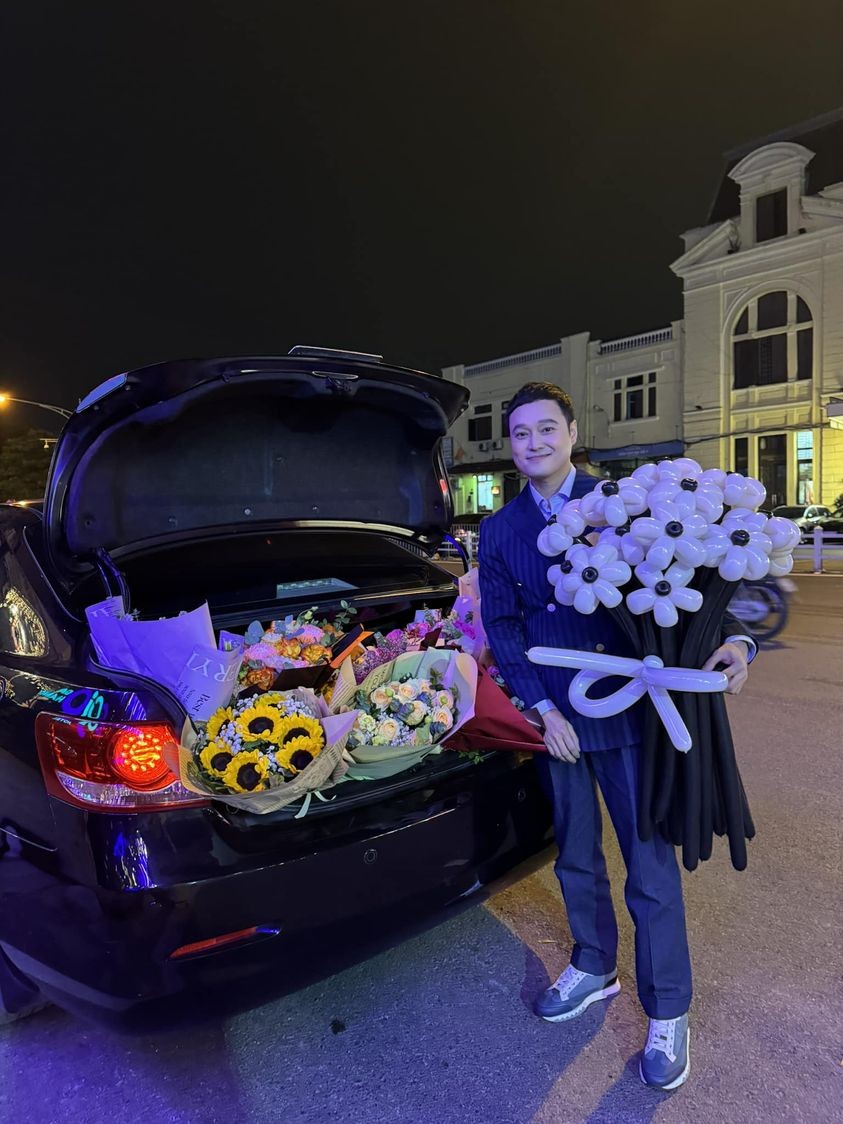 Sao Việt: MC Lê Anh tình tứ bên vợ trẻ, Hoa hậu Hà Kiều Anh ngọt ngào đón Giáng sinh