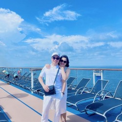 Sao Việt: MC Lê Anh tình tứ bên vợ trẻ, Hà Kiều Anh ngọt ngào đón Giáng sinh, Mỹ Tâm 'hack tuổi' cực đỉnh