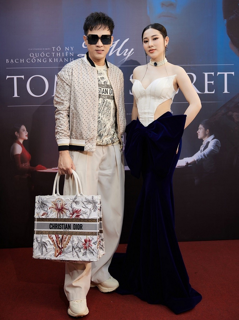 Chiều 21/12, Nguyên Vũ với diện mạo được khen trẻ trung, sành điệu dự họp báo ra mắt dự án Đàm Vĩnh Hưng, Nguyên Vũ cùng dàn ca sĩ tới họp báo, chúc mừng Tố My ra mắt dự án âm nhạc