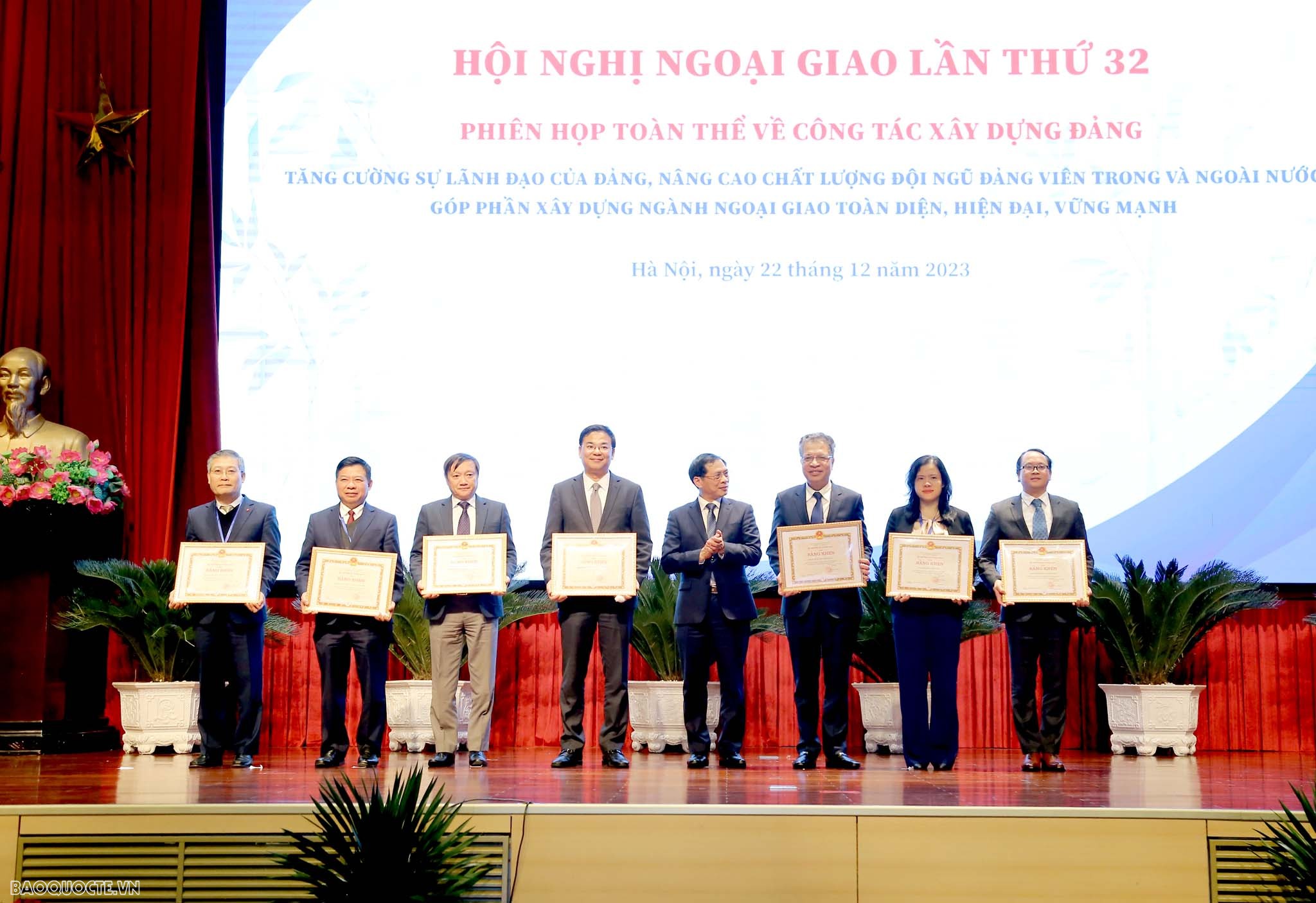 Hội nghị Ngoại giao 32: Công tác Đảng góp phần hiện thực hóa tầm nhìn và khát vọng phát triển đất nước Hội nghị Ngoại giao 32: Công tác Đảng góp phần hiện thực hóa tầm nhìn và khát vọng phát triển đất nước