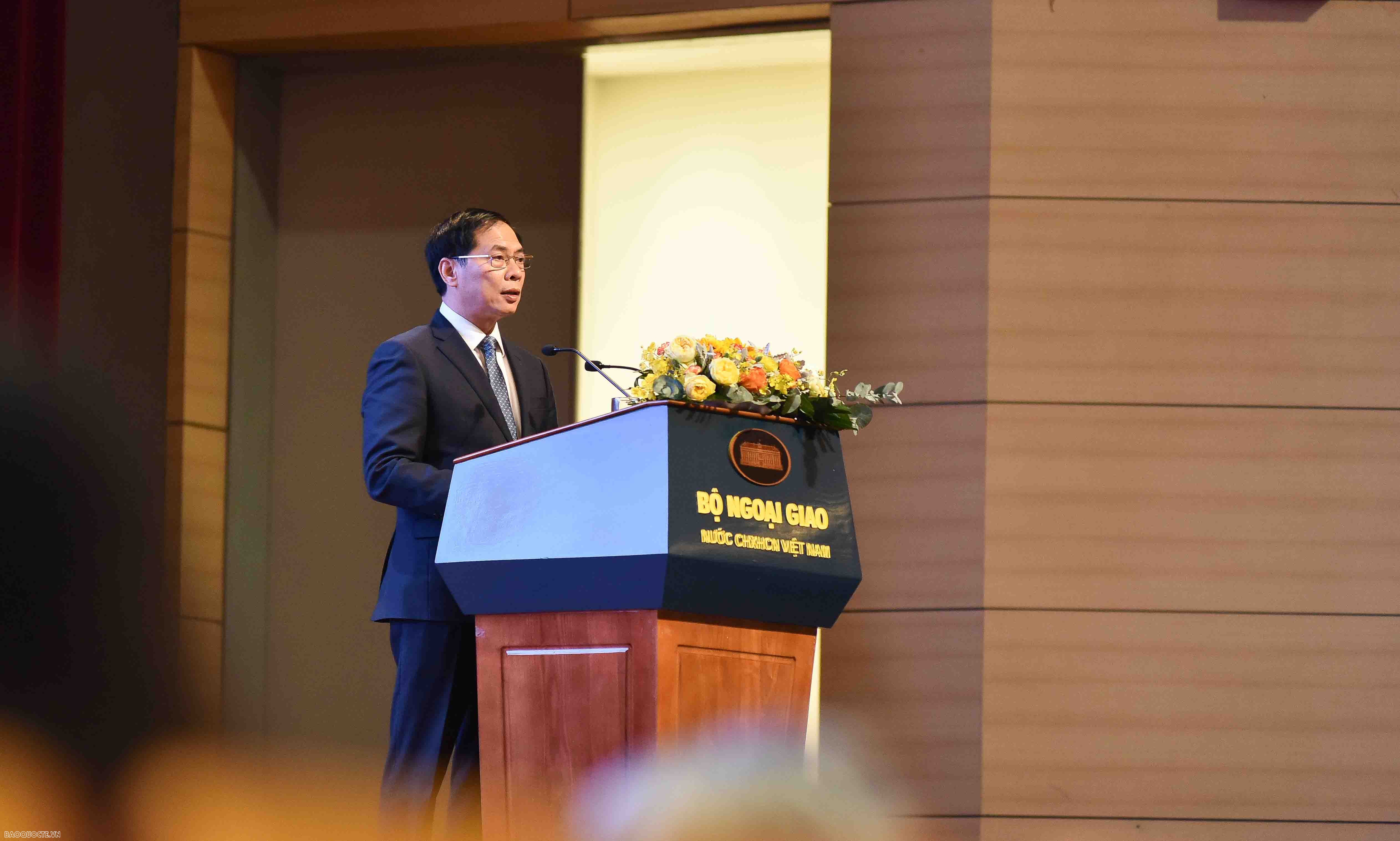 Phó Thủ tướng đề nghị Bộ Ngoại giao tiếp tục có sự chuyển mình mạnh mẽ trong năm 2024 Phó Thủ tướng đề nghị Bộ Ngoại giao tiếp tục chuyển mình mạnh mẽ trong năm 2024