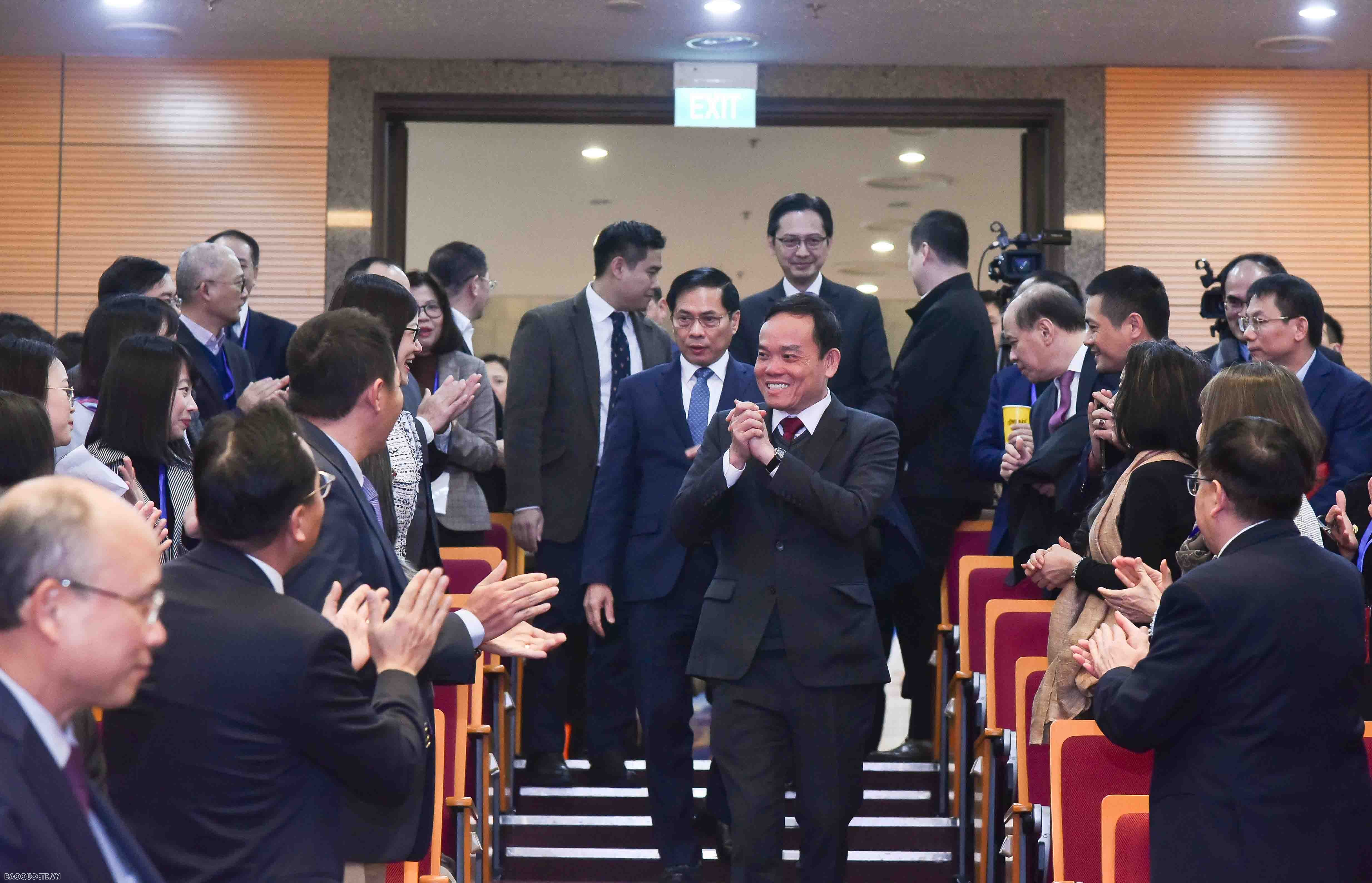 Phó Thủ tướng đề nghị Bộ Ngoại giao tiếp tục có sự chuyển mình mạnh mẽ trong năm 2024 Phó Thủ tướng đề nghị Bộ Ngoại giao tiếp tục chuyển mình mạnh mẽ trong năm 2024