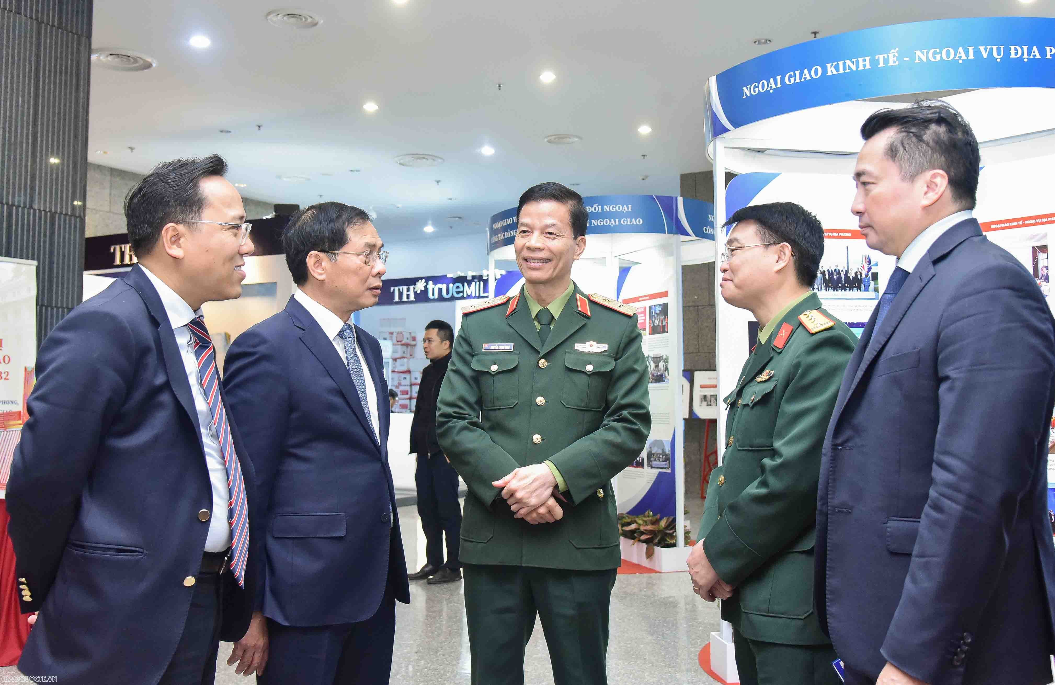 Phó Thủ tướng đề nghị Bộ Ngoại giao tiếp tục có sự chuyển mình mạnh mẽ trong năm 2024 Phó Thủ tướng đề nghị Bộ Ngoại giao tiếp tục chuyển mình mạnh mẽ trong năm 2024