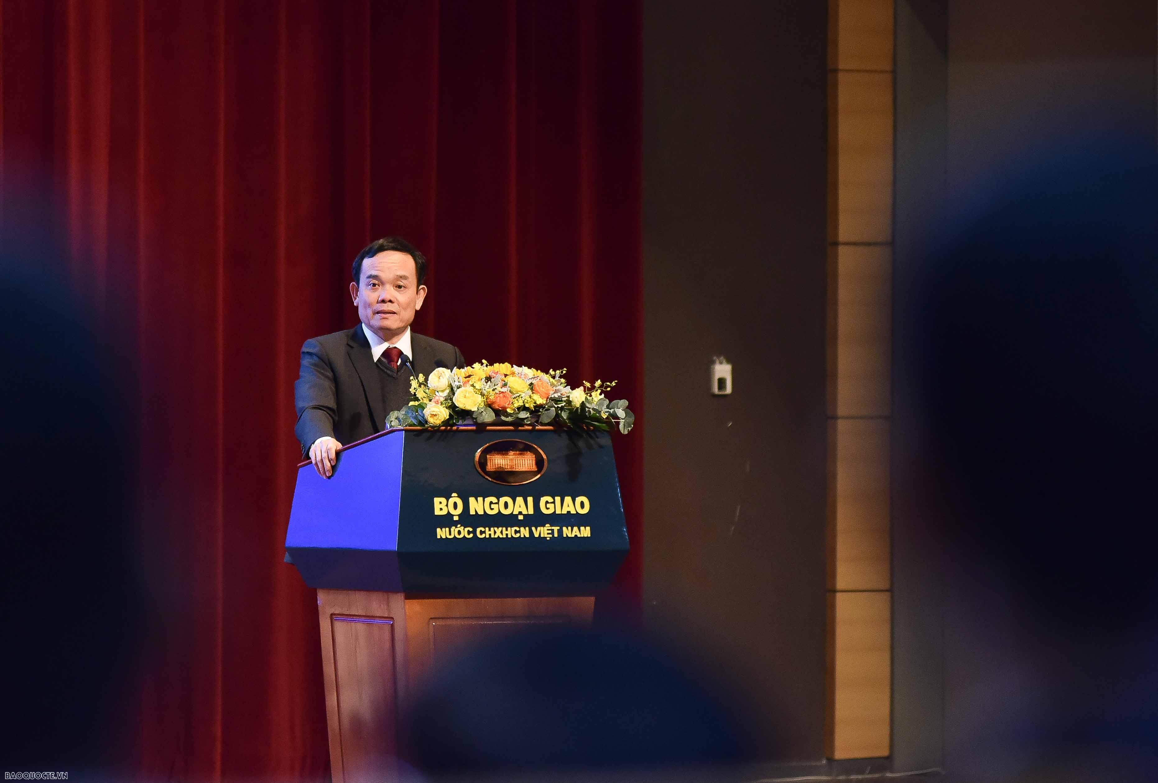 Phó Thủ tướng đề nghị Bộ Ngoại giao tiếp tục có sự chuyển mình mạnh mẽ trong năm 2024 Phó Thủ tướng đề nghị Bộ Ngoại giao tiếp tục chuyển mình mạnh mẽ trong năm 2024