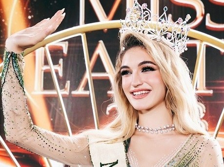 Drita Ziri đăng quang Miss Earth 2023 khi diện đầm của nhà thiết kế Việt Nam
