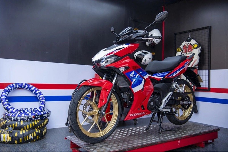 Ở bản mới, Honda Winner X vẫn có giá bán thấp hơn đáng kể so với Yamaha Exciter 155 (47,6-55 triệu đồng) Ở bản mới, Honda Winner X vẫn có giá bán thấp hơn đáng kể so với Yamaha Exciter 155 (47,6-55 triệu đồng)