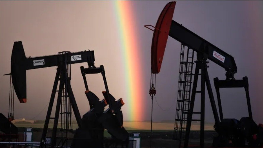 Giá xăng dầu hôm nay 26/2: Bật tăng, thị trường 'ngóng' tin từ Mỹ