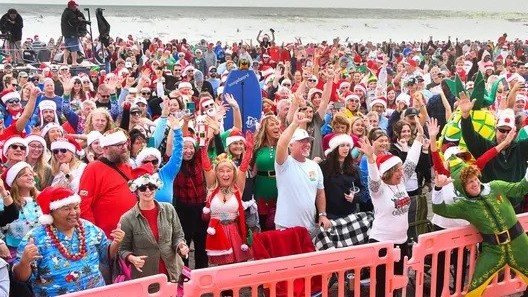 Mỹ: Hàng nghìn 'ông già Noel' tham gia lướt sóng trên bãi biển và gây quỹ từ thiện