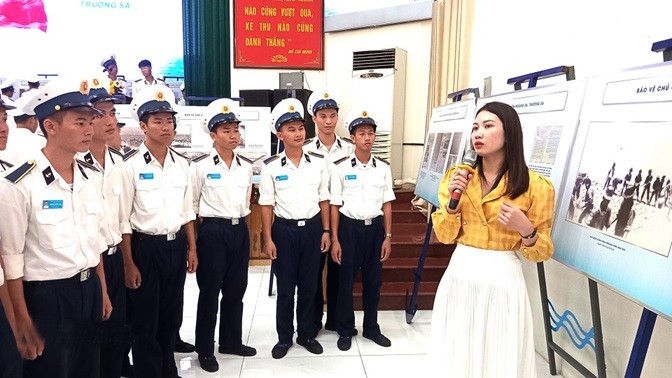 Triển lãm “Hoàng Sa, Trường Sa – Biển, đảo thiêng liêng” tại Học viện Hải quân Triển lãm “Hoàng Sa, Trường Sa – Biển, đảo thiêng liêng” tại Học viện Hải quân