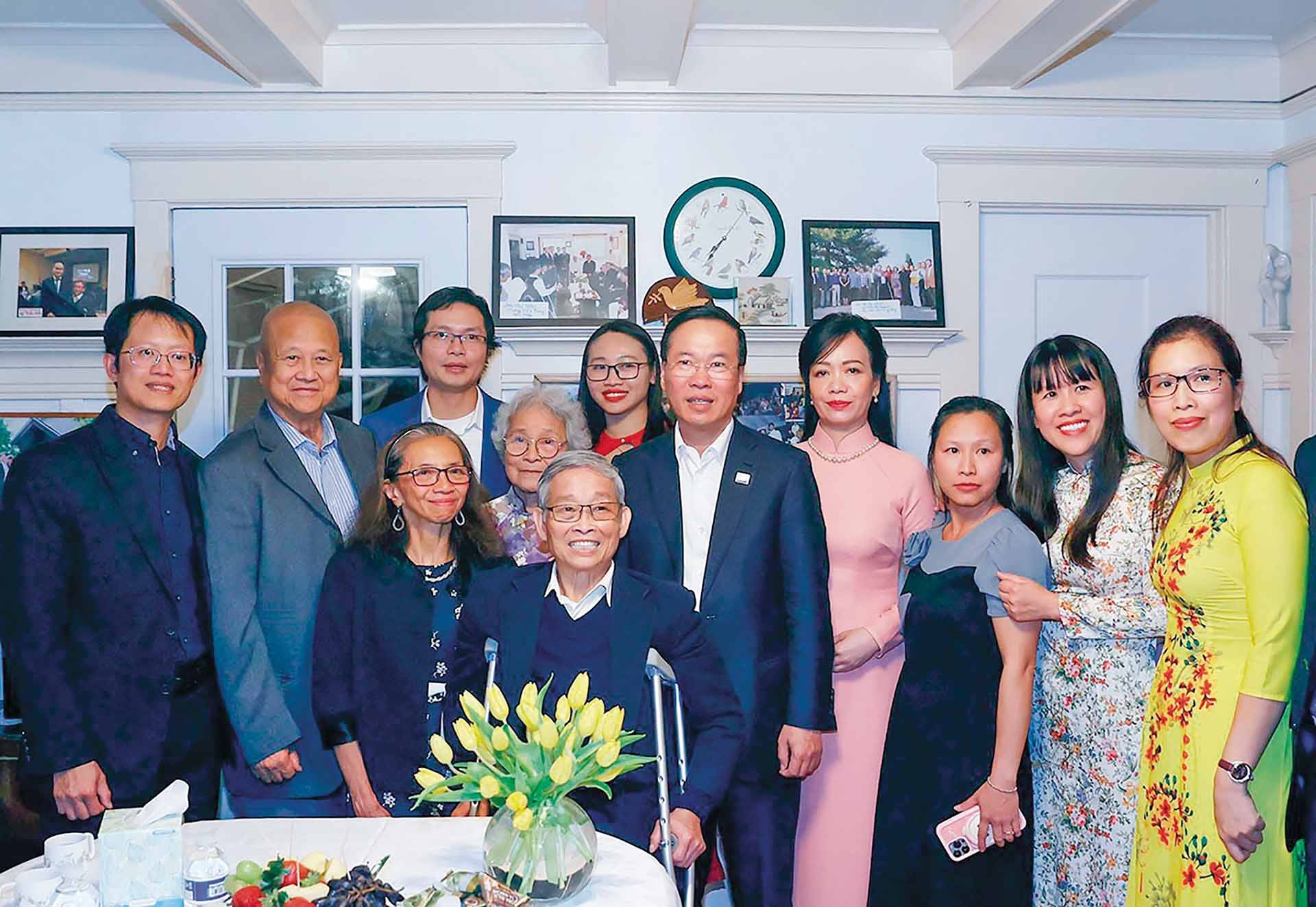 Trong chương trình tham dự Tuần lễ Cấp cao Diễn đàn Hợp tác kinh tế châu Á - Thái Bình Dương (APEC) 2023, Chủ tịch nước Võ Văn Thưởng và Phu nhân đến thăm gia đình kiều bào Phạm Văn Tịch tại thành phố Berkeley thuộc quận Alameda, bang California, Hoa Kỳ, ngày 15/11/2023. (Nguồn: TTXVN)