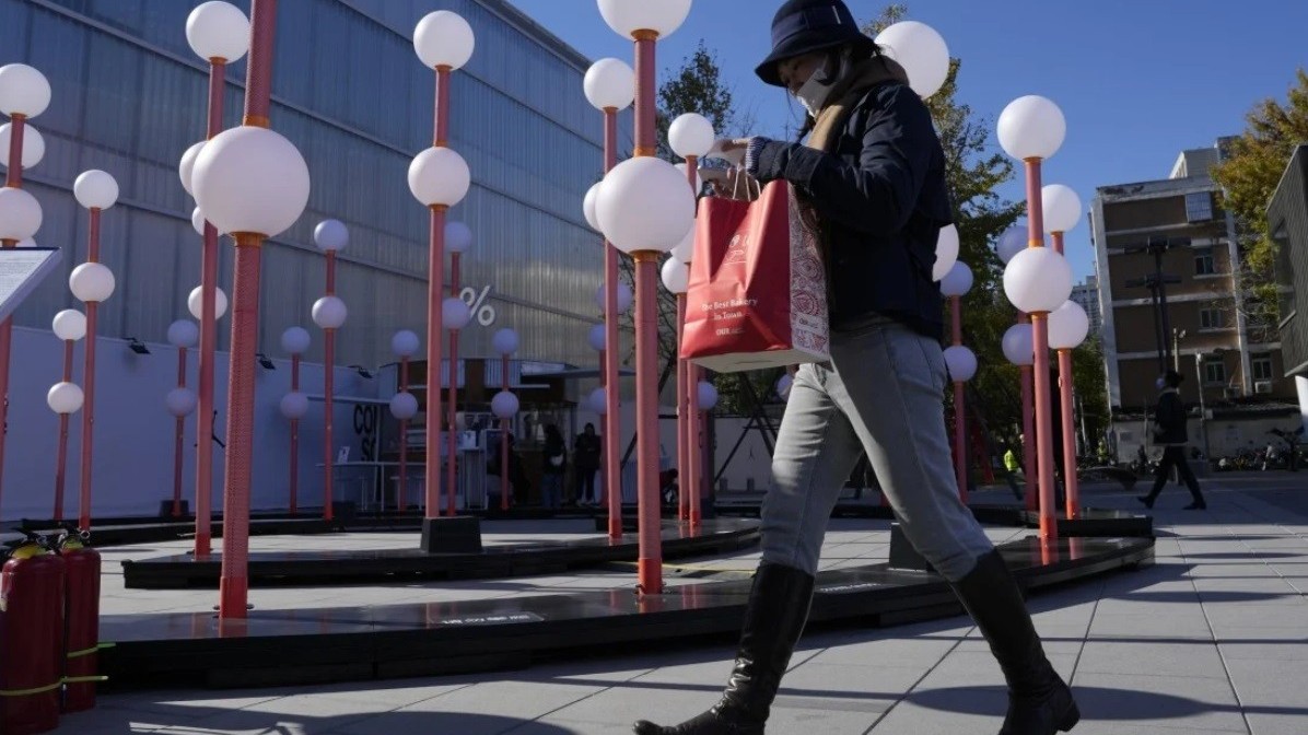 Kinh tế ảm đạm, dân Trung Quốc duy trì 'thắt lưng buộc bụng'