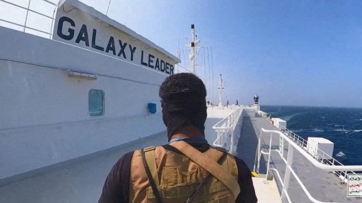Houthi vội thả toàn bộ thủy thủ đoàn tàu Galaxy Leader sau hơn 1 năm bắt giữ, Tổng thống Trump vẫn đưa lực lượng này trở lại danh sách khủng bố