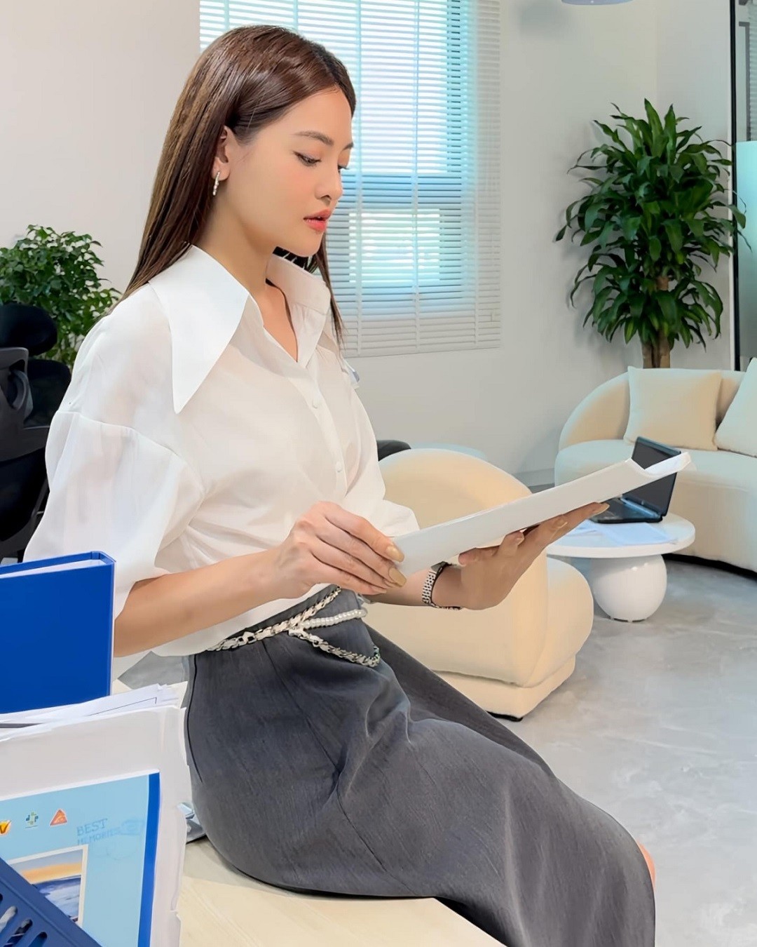 Chúng ta của 8 năm sau: Tạo hình, phong cách thời trang đối lập của Phan Minh Huyền và Thùy Anh