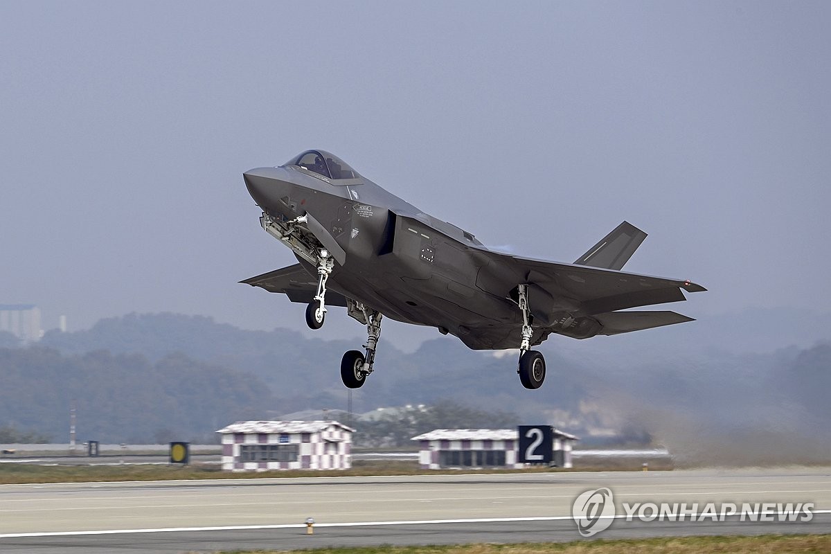 Máy bay chiến đấu F-35A cất cánh từ căn cứ không quân ở Cheongju, cách Seoul 112 km về phía nam ngày 26/10/2023. (Nguồn: Yonhap) Máy bay chiến đấu F-35A cất cánh từ căn cứ không quân ở Cheongju, cách Seoul 112 km về phía nam ngày 26/10/2023. (Nguồn: Yonhap)