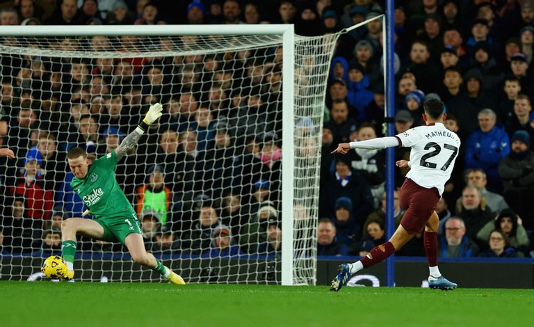 Thủ môn Pickford liên tục phải trổ tài cản phá. Thủ môn Pickford liên tục phải trổ tài cản phá.