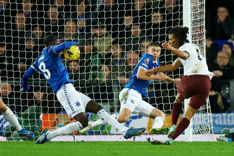 Phút 62, Ake sút bóng bật tay Onana trong vòng cấm, trọng tài liền cho Chelsea hưởng phạt đền. Phút 62, Ake sút bóng bật tay Onana trong vòng cấm, trọng tài liền cho Chelsea hưởng phạt đền.