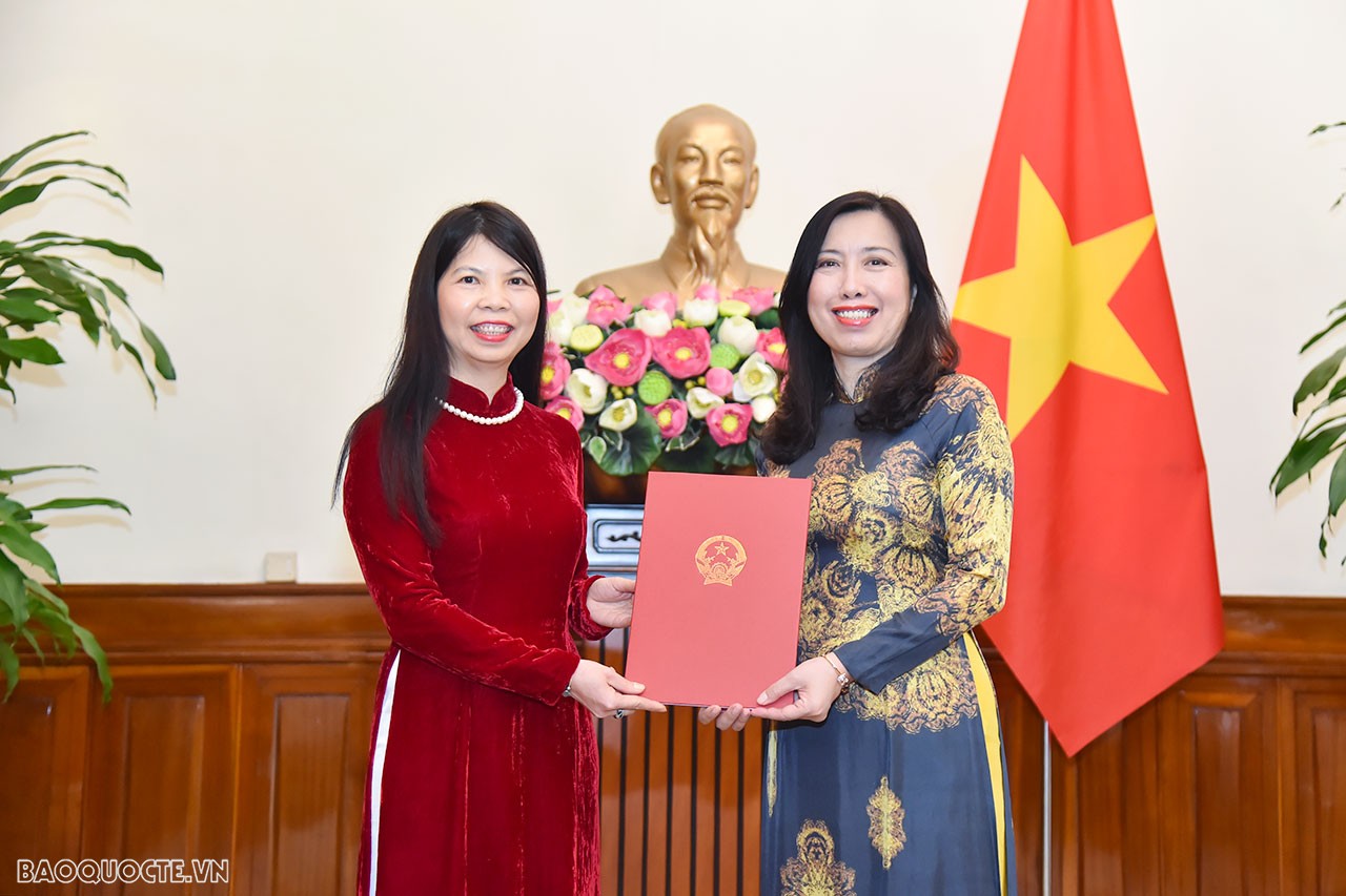 Tại buổi lễ, Thứ trưởng Ngoại giao Lê Thị Thu Hằng trao quyết định tiếp nhận và điều động bà Phạm Thị Kim Hoa, nguyên Đại sứ Việt Nam tại Brazil, kết thúc nhiệm kỳ về nước, giữ chức Vụ trưởng Vụ Thông tin - Văn hóa, Ủy ban Nhà nước về người Việt Nam ở nước ngoài. Tại buổi lễ, Thứ trưởng Ngoại giao Lê Thị Thu Hằng trao quyết định tiếp nhận và điều động bà Phạm Thị Kim Hoa, nguyên Đại sứ Việt Nam tại Brazil, kết thúc nhiệm kỳ về nước, giữ chức Vụ trưởng Vụ Thông tin - Văn hóa, Ủy ban Nhà nước về người Việt Nam ở nước ngoài.