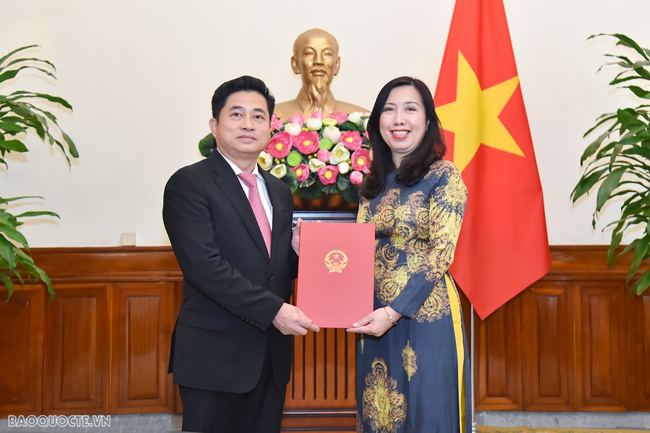 Thứ trưởng Ngoại giao Lê Thị Thu Hằng trao quyết định điều động ông Đinh Hoàng Linh, Vụ trưởng Vụ Thông tin - Văn hóa, Ủy ban Nhà nước về người Việt Nam ở nước ngoài, giữ chức Vụ trưởng Vụ Pháp chế - Thanh tra, Ủy ban Nhà nước về người Việt Nam ở nước ngoài. Thứ trưởng Ngoại giao Lê Thị Thu Hằng trao quyết định điều động ông Đinh Hoàng Linh, Vụ trưởng Vụ Thông tin - Văn hóa, Ủy ban Nhà nước về người Việt Nam ở nước ngoài, giữ chức Vụ trưởng Vụ Pháp chế - Thanh tra, Ủy ban Nhà nước về người Việt Nam ở nước ngoài.