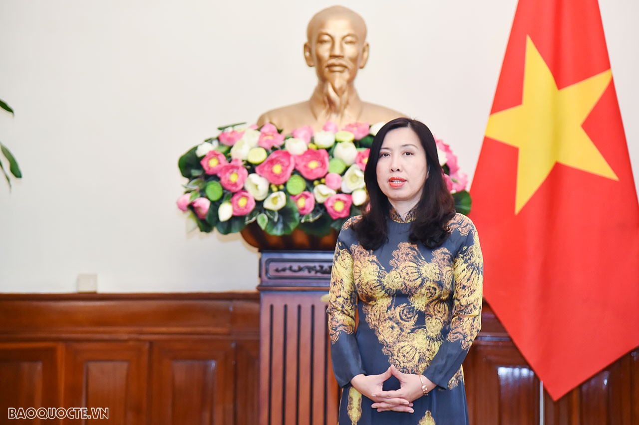 Chúc mừng các cán bộ mới được tiếp nhận và điều động công tác, Thứ trưởng Ngoại giao Lê Thị Thu Hằng khẳng định đây là sự tin tưởng của Ban cán sự Đảng Bộ, Lãnh đạo Bộ đối với năng lực, phẩm chất của các cán bộ, phân công nhiệm vụ công tác trong bối cảnh tình hình mới. Khẳng định các cán bộ có nhiều kinh nghiệm công tác, Thứ trưởng tin tưởng, ở bất kỳ vị trí công tác nào, các cán bộ được điều động lần này sẽ tiếp tục phát huy vai trò, năng lực của mình để xây dựng, phát triển đơn vị, đóng góp hiệu quả vào công tác chuyên môn của Ủy ban Nhà nước nước về người Việt Nam ở nước ngoài nói riêng, vào thành công chung của Bộ Ngoại giao nói chung. Chúc mừng các cán bộ mới được tiếp nhận và điều động công tác, Thứ trưởng Ngoại giao Lê Thị Thu Hằng khẳng định đây là sự tin tưởng của Ban cán sự Đảng Bộ, Lãnh đạo Bộ đối với năng lực, phẩm chất của các cán bộ, phân công nhiệm vụ công tác trong bối cảnh tình hình mới. Khẳng định các cán bộ có nhiều kinh nghiệm công tác, Thứ trưởng tin tưởng, ở bất kỳ vị trí công tác nào, các cán bộ được điều động lần này sẽ tiếp tục phát huy vai trò, năng lực của mình để xây dựng, phát triển đơn vị, đóng góp hiệu quả vào công tác chuyên môn của Ủy ban Nhà nước nước về người Việt Nam ở nước ngoài nói riêng, vào thành công chung của Bộ Ngoại giao nói chung.