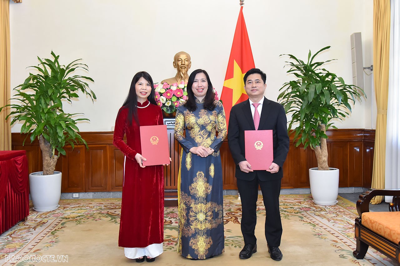 Thay mặt các cán bộ vừa nhận quyết định, bà Phạm Thị Kim Hoa bày tỏ vinh dự khi được Lãnh đạo Bộ tin tưởng và phân công nhiệm vụ mới. Bà Phạm Thị Kim Hoa khẳng định, sẽ tiếp tục đóng góp hết mình, hoàn thành xuất sắc các nhiệm vụ được giao, góp phần vào xây dựng Ủy ban Nhà nước nước về người Việt Nam ngày càng phát triển, xứng đáng với sự tin tưởng của tập thể Lãnh đạo Bộ. Thay mặt các cán bộ vừa nhận quyết định, bà Phạm Thị Kim Hoa bày tỏ vinh dự khi được Lãnh đạo Bộ tin tưởng và phân công nhiệm vụ mới. Bà Phạm Thị Kim Hoa khẳng định, sẽ tiếp tục đóng góp hết mình, hoàn thành xuất sắc các nhiệm vụ được giao, góp phần vào xây dựng Ủy ban Nhà nước nước về người Việt Nam ngày càng phát triển, xứng đáng với sự tin tưởng của tập thể Lãnh đạo Bộ.