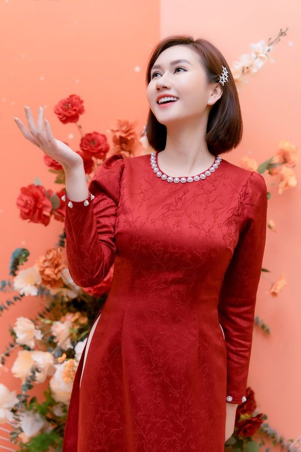 Sao Việt: Lý Nhã Kỳ 'than thở' vì phải một mình dịp Noel, Tăng Thanh Hà thảnh thơi nghỉ dưỡng ở Đà Lạt