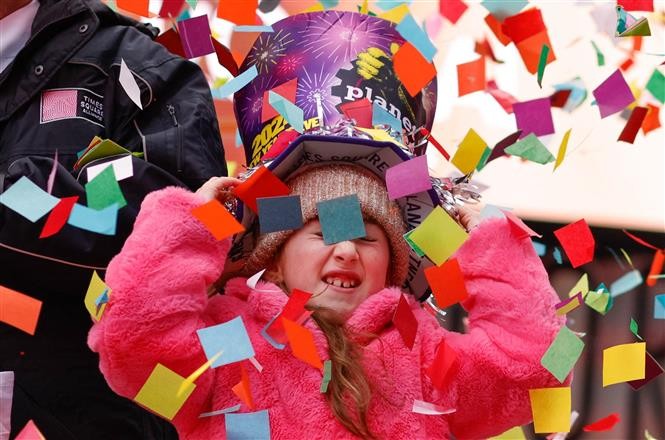 Hoa giấy bay trong lễ tổng duyệt ngày 29/12/2023, chuẩn bị cho Lễ hội hoa giấy thường niên sẽ được diễn ra vào thời khắc Giao thừa trên Quảng trường Thời đại ở New York, Mỹ. (Nguồn: AFP)