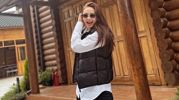 Sao Việt: Ca sĩ Minh Hằng khoe vóc dáng thon gọn, diễn viên Hương Giang gợi cảm dạo phố