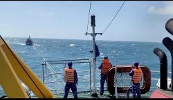 Tàu Cảnh sát Biển lai dắt thành công tàu cá gặp nạn về đảo Phú Quý