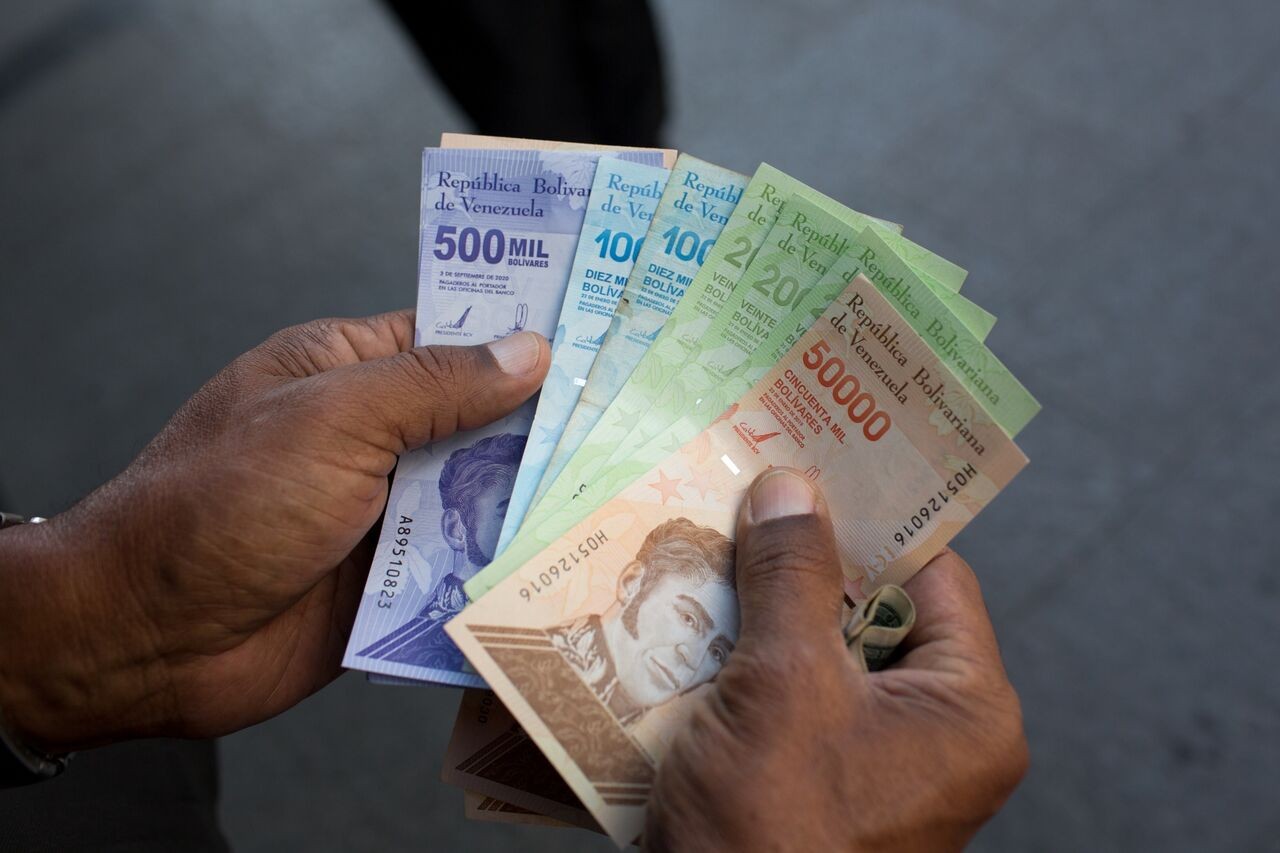 Tiền Venezuela mất giá hơn 50% so với USD trong năm 2023. (Nguồn: Bloomberg) Tiền Venezuela mất giá hơn 50% so với USD trong năm 2023. (Nguồn: Bloomberg)