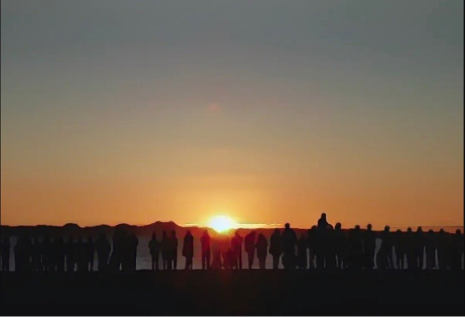 Người dân ngắm bình minh vào ngày đầu năm mới ở Nhật Bản. Hiện nước này đang cảnh báo về sóng thần trên Biển Nhật Bản. (Nguồn: aussiedlerbote.de)